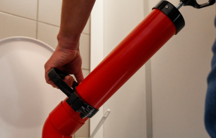 Plombier en intervention sur un WC bouché à Perrignier