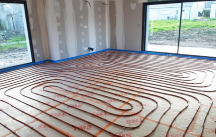 Installation de plancher chauffant dans une maison à Armoy